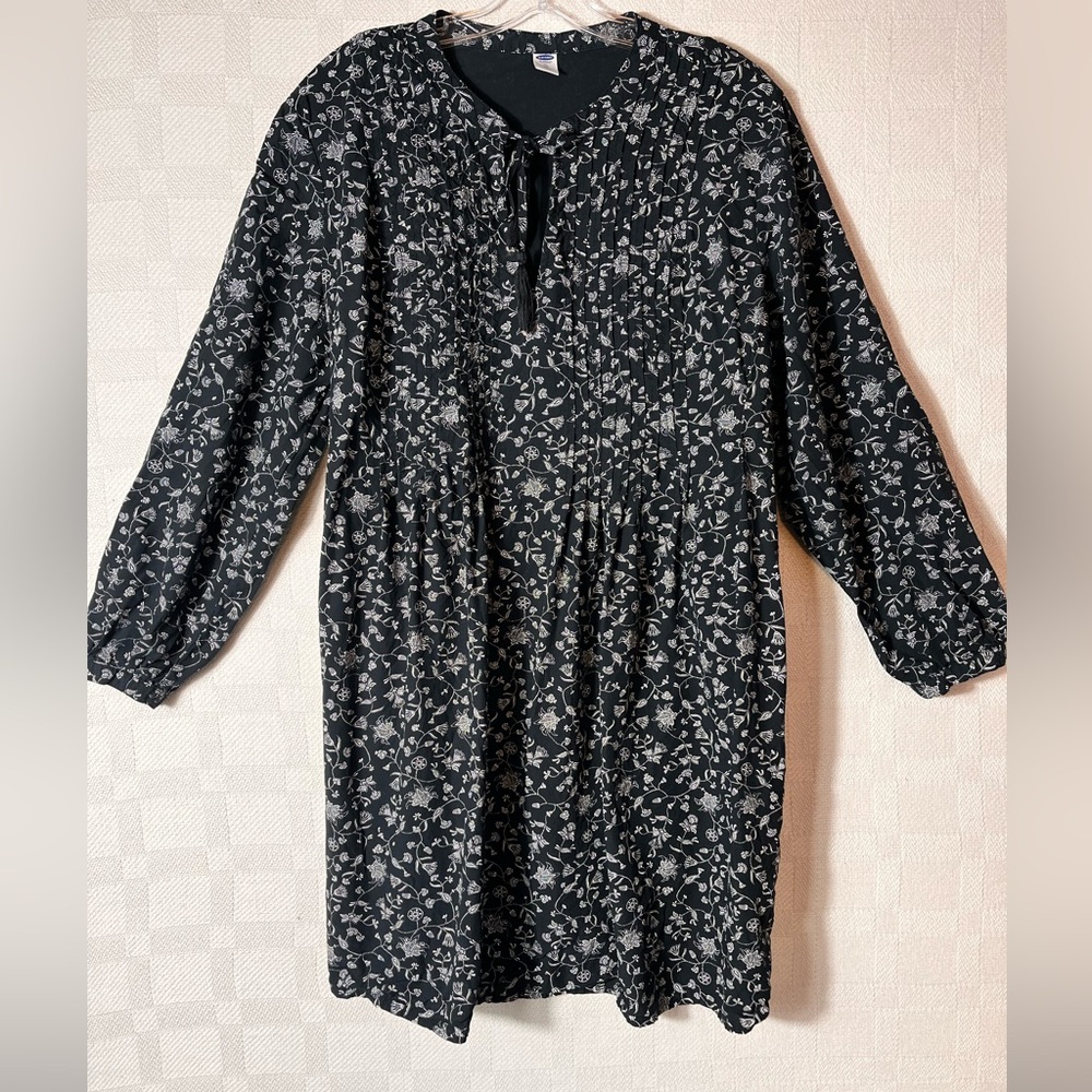 Bohemian Old Navy Black and white floral print dress XL VNeck Loose Fit.